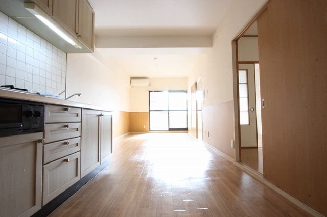 居室・リビング　同物件別号室のものです。