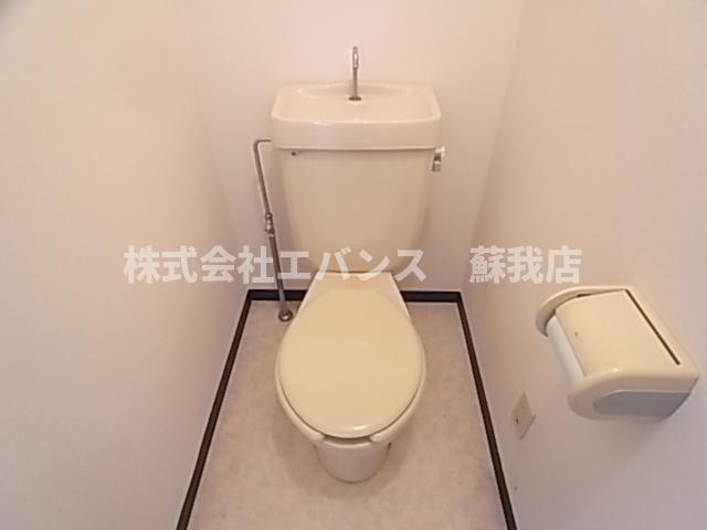 トイレ　落ち着いた色調のトイレです