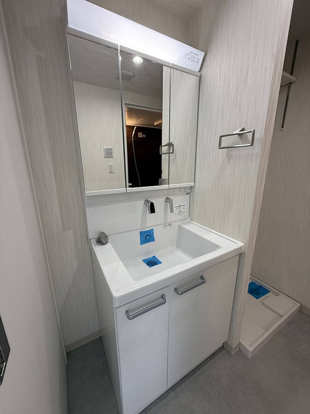 洗面設備　三面鏡、シャワー付洗面台♪