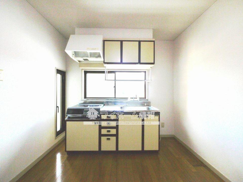 キッチン　上下に収納棚があるから、お料理がはかどりますね♪