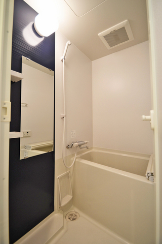 バス・シャワールーム　クセントカラーがある使いやすい浴室