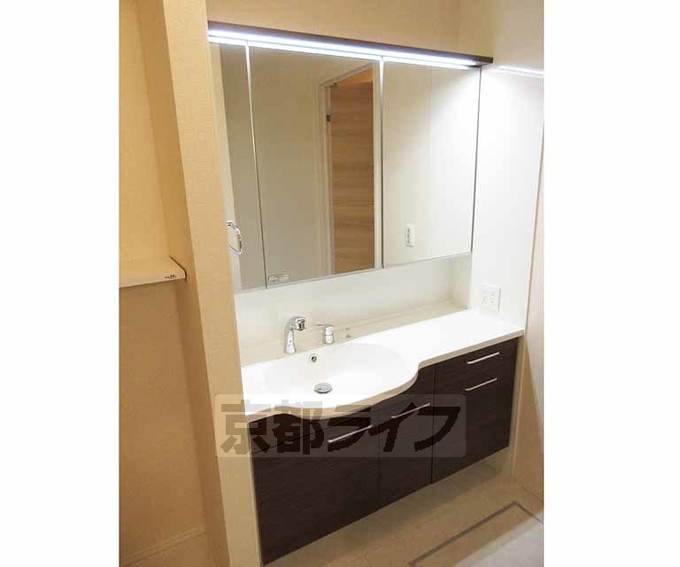 洗面設備　ピカピカな洗面台です・