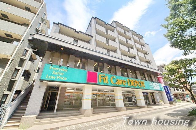 ドラックストア　Fit　Care　DEPOTサファーレ中川店（ドラッグストア）まで720m