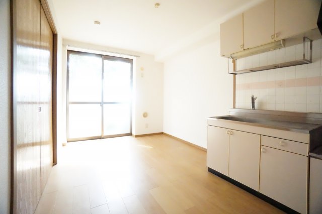 居室・リビング　※同物件・反転タイプの写真です。