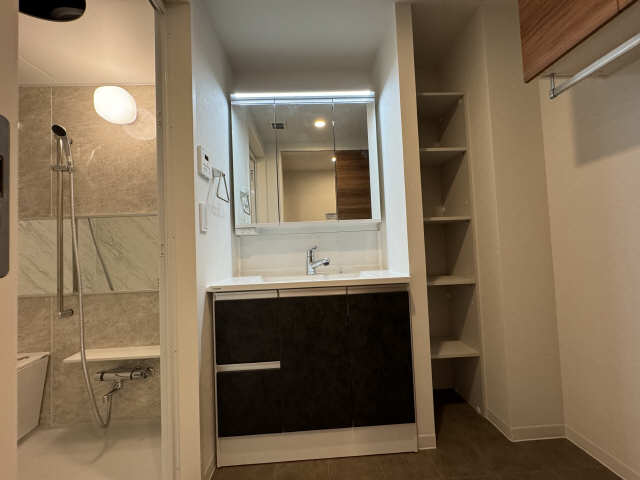 洗面設備　同型間取りの為現状を優先いたします。