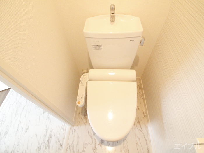 トイレ　反転タイプの別のお部屋になります