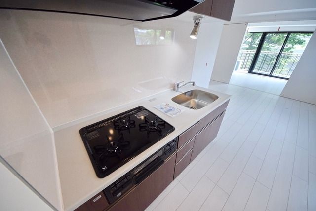 キッチン　★スポットライト付３口ガスキッチン★