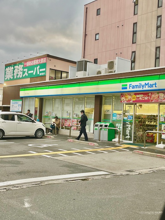 コンビニ　ファミリーマート（コンビニ）まで350m
