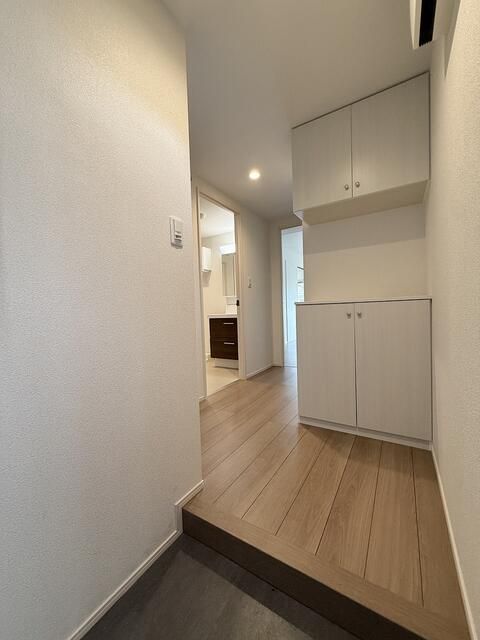 玄関　■モニタ付インターホン付き玄関■シューズラック■ダウンライト