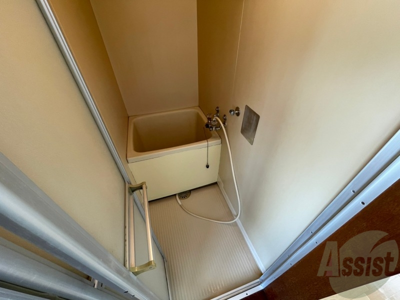 バス・シャワールーム　お風呂です。少し狭いですがシャワーするには十分ですね。