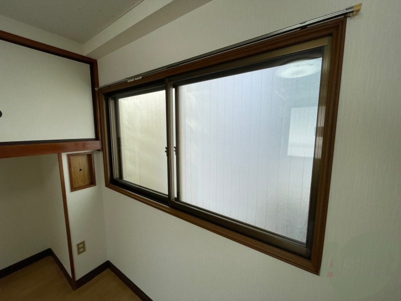 バルコニー　窓が沢山あると日がたっぷり入って気持ち良いですよね！