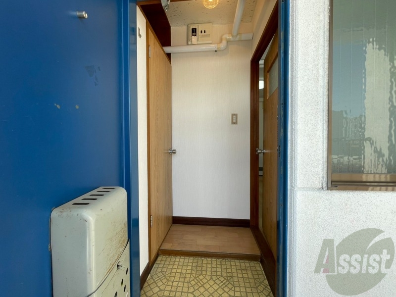 玄関　玄関です。すぐ広いリビングにつながっています。