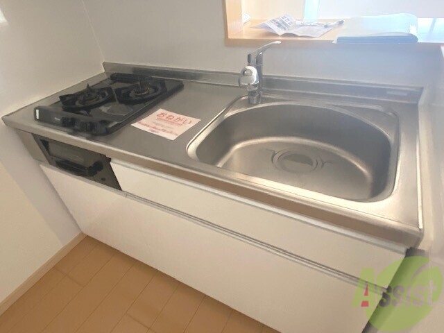 キッチン　嬉しいシステムキッチンです。コンロが付いているので便利ですよ