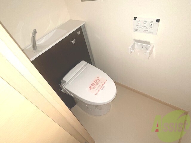 トイレ　ウォシュレットが付いているキレイなお手洗いです。