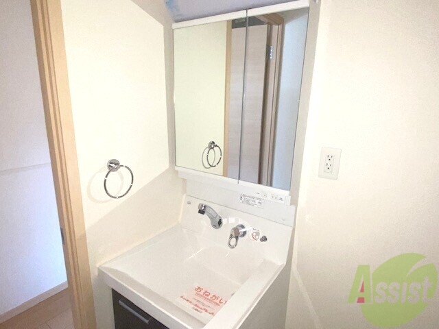 洗面設備　忙しい朝でもゆっくりと身支度ができる広さの洗面台ですね。