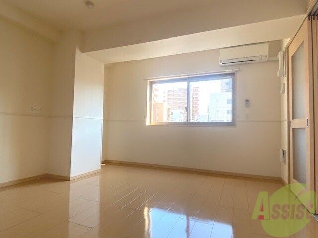 居室・リビング　こちらがリビングです。窓から陽が差し込んで明るいお部屋ですね