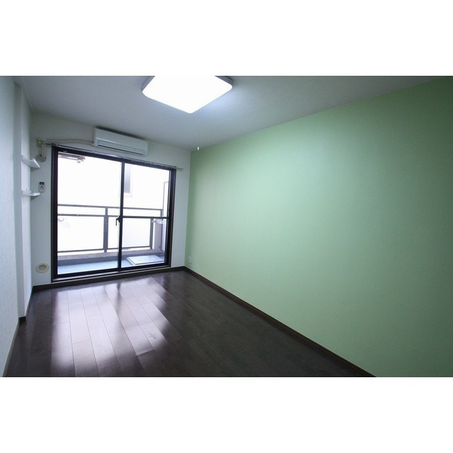 居室・リビング　若草色のアクセントクロス