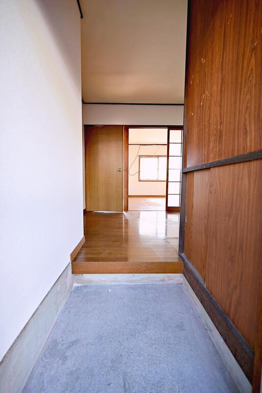 ＪＲ山陽本線 向洋駅 徒歩26分 3階建 築52年の玄関写真