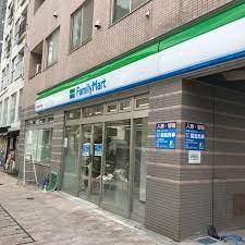 コンビニ　ファミリーマート 渋谷本町三丁目店（コンビニ）まで51m