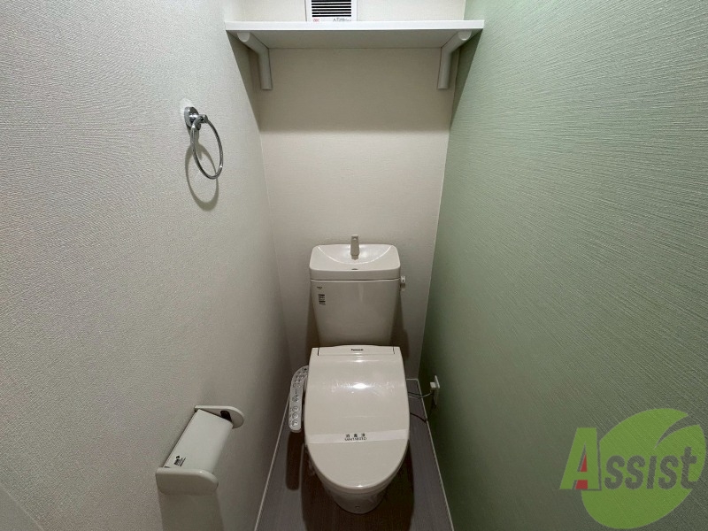 トイレ　棚があり、トイレットペーパーなどのストックも可能です。