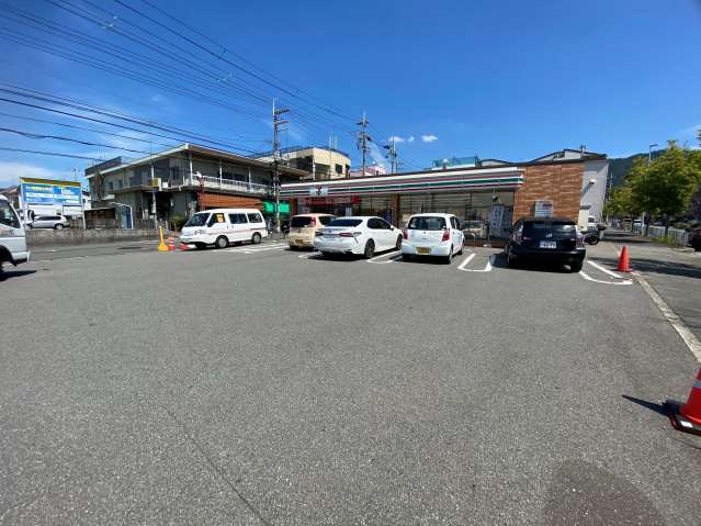 コンビニ　セブンイレブン（コンビニ）まで591m
