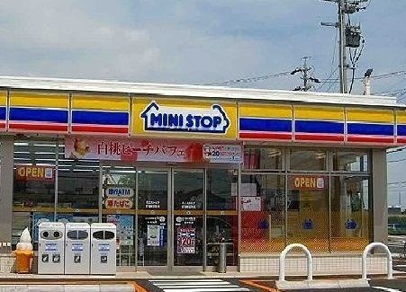 コンビニ　ミニストップ（コンビニ）まで850m