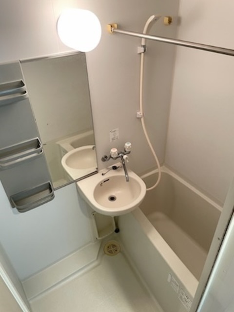 バス・シャワールーム　コンパクトで使いやすいお風呂です