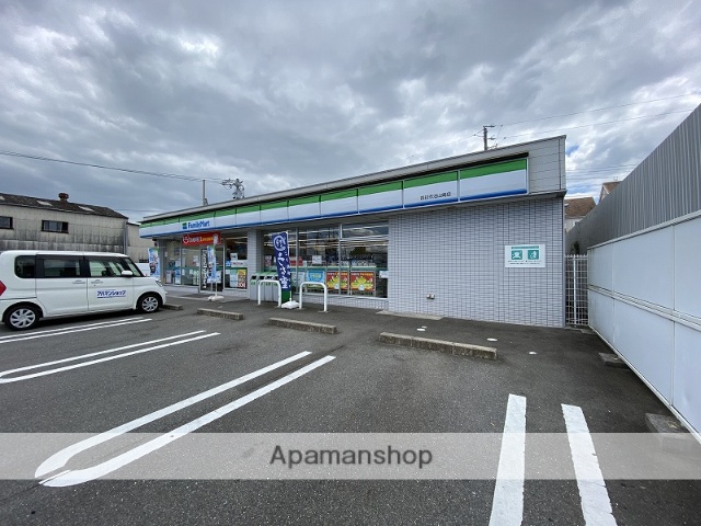 コンビニ　ファミリーマート（コンビニ）まで883m