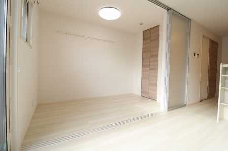 その他部屋・スペース　寝室との引き戸は収納すると開放感満載になります。