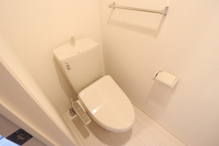 トイレ　ウォシュレット完備。暖房便座なので寒い冬でも心地よく座れます