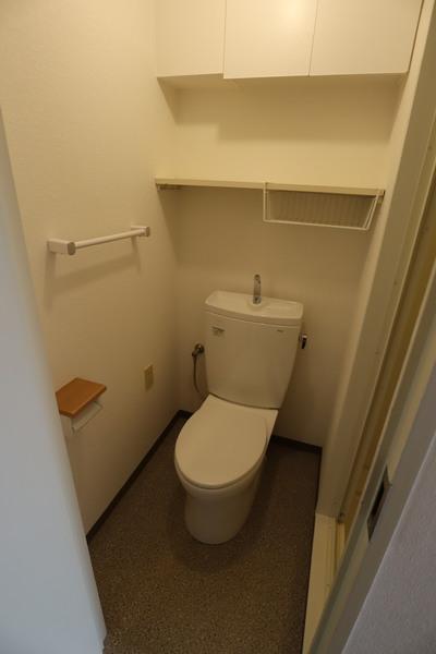 トイレ　フロトイレ別々です