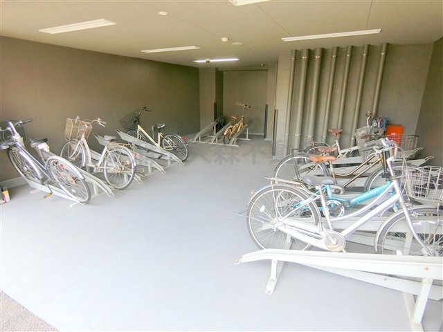 その他共有部分　屋根付きラック式の無料駐輪場　シール有