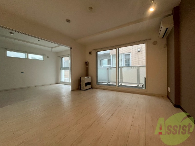 居室・リビング　木目のフローリングは落ち着きのある印象のお部屋になりますね。