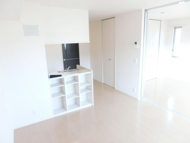 居室・リビング　白を基調にした明るいお部屋になります。