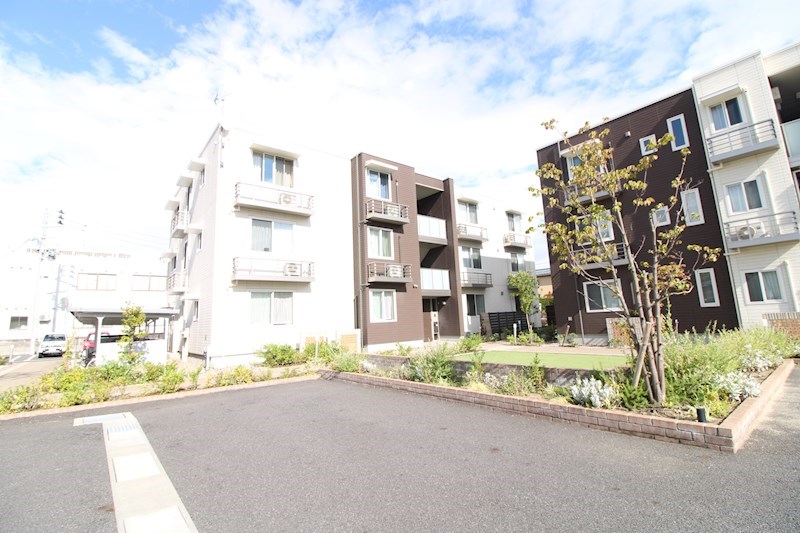 建物外観　広々とした敷地内に３棟建物有り