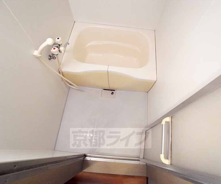 バス・シャワールーム　白基調の湯船できれいなお風呂です！