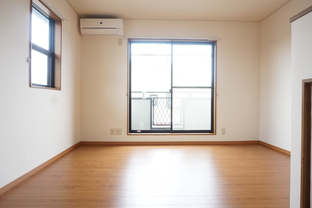 居室・リビング　２面採光で明るい洋室８帖のお部屋です！