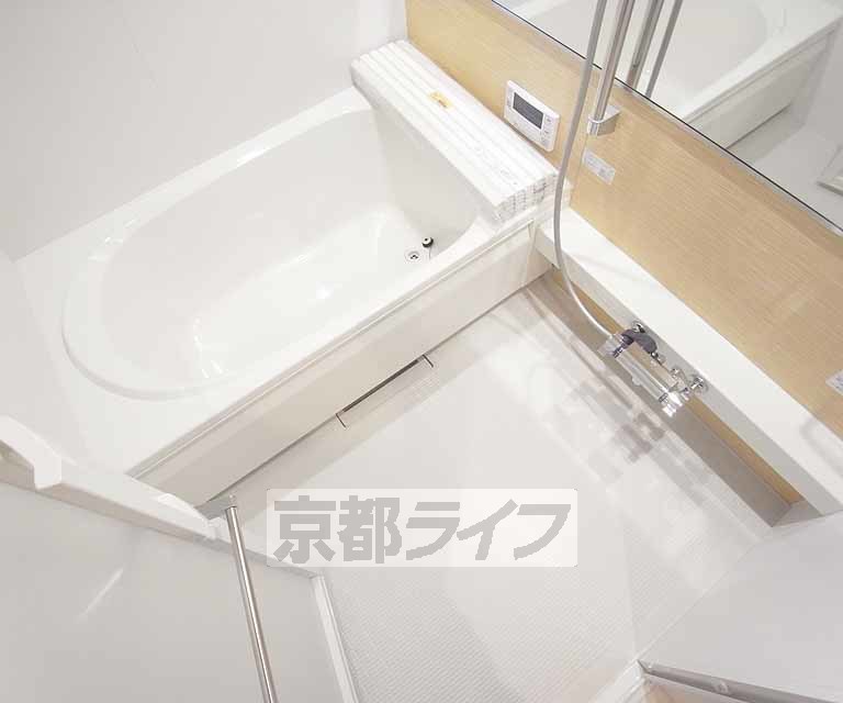 バス・シャワールーム　清潔感のあるバスルームです。