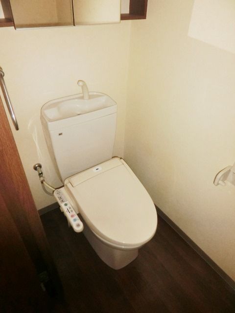 トイレ　温水洗浄付きトイレです