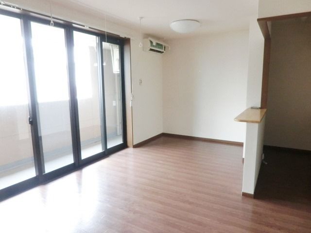 居室・リビング　大きい窓で明るいお部屋です