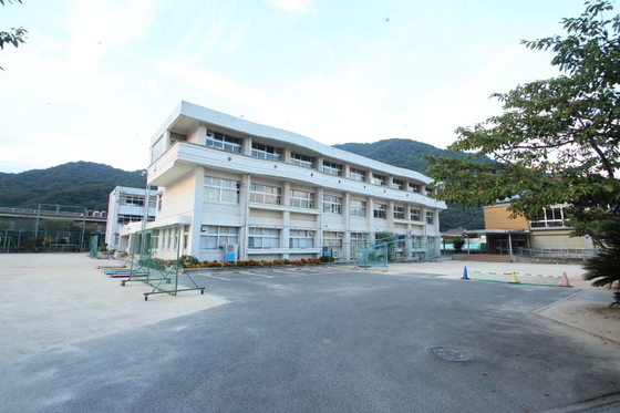 小学校　呉市立安浦小学校（小学校）まで396m
