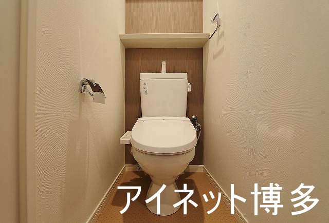 トイレ　温水洗浄機付き便座です
