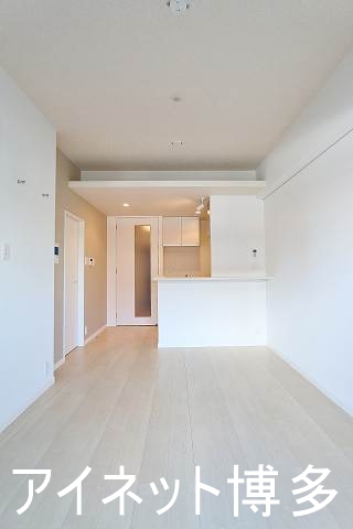居室・リビング　白基調の明るい室内です。