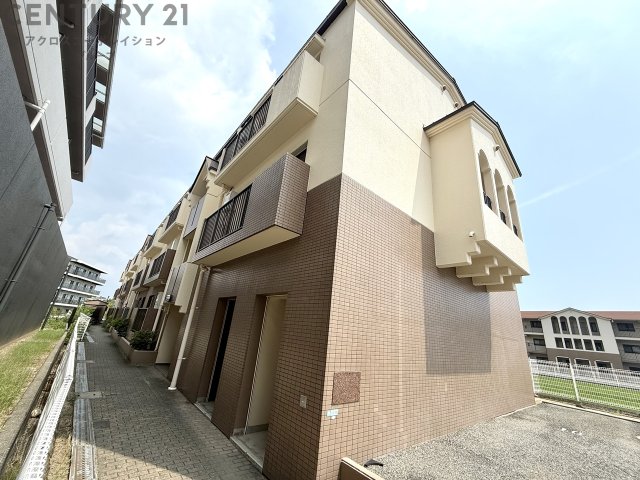建物外観　敷地内に駐車場あります☆