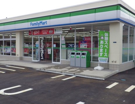 コンビニ　ファミリーマート高見町店（コンビニ）まで546m