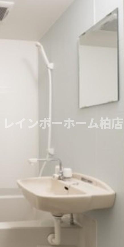 洗面設備　明るい洗面台です