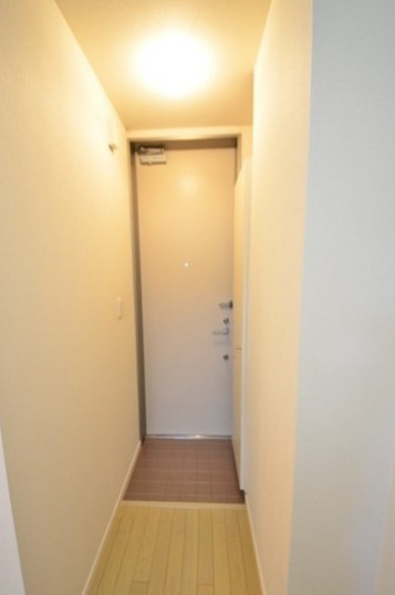 玄関　別部屋の画像を使用しております。