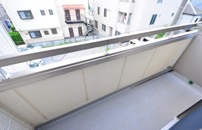 バルコニー　別部屋の画像を使用しております。