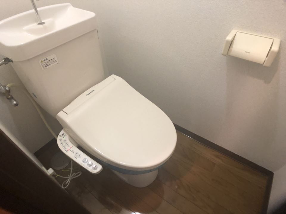トイレ　温水洗浄機付です