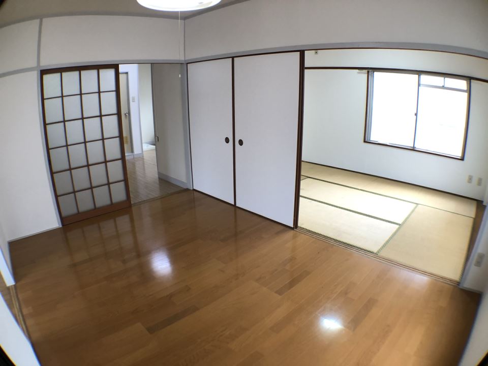 居室・リビング　横並びに３部屋
